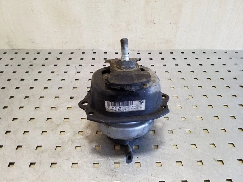 Engine mount bracket P678441701