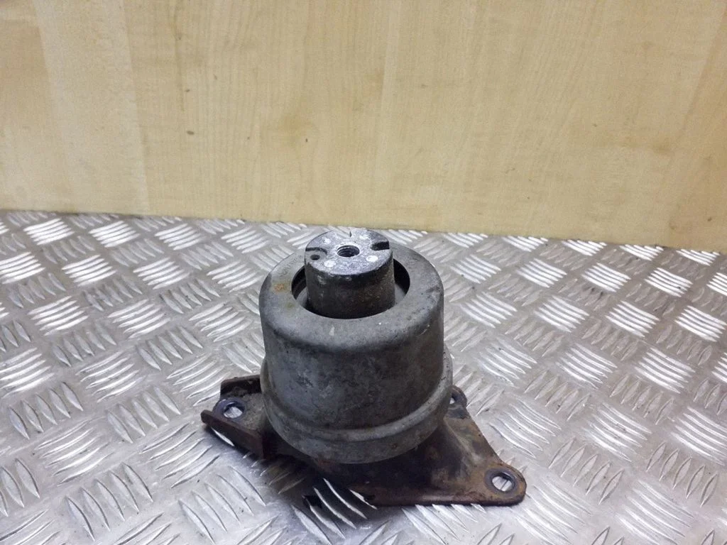 Engine mount bracket 7H0199256