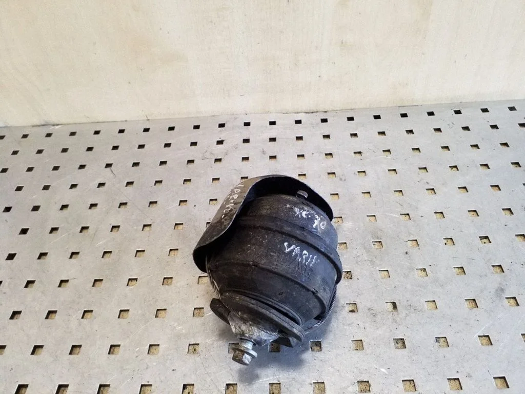 Engine mount bracket 30741397