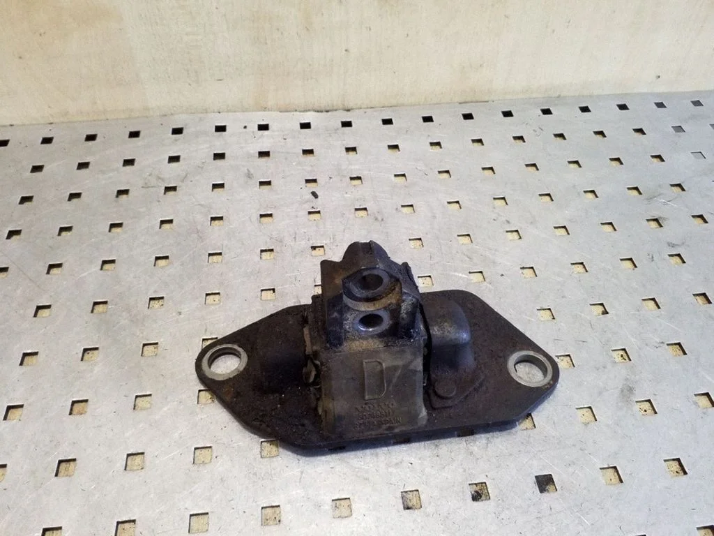 Engine mount bracket 30748811