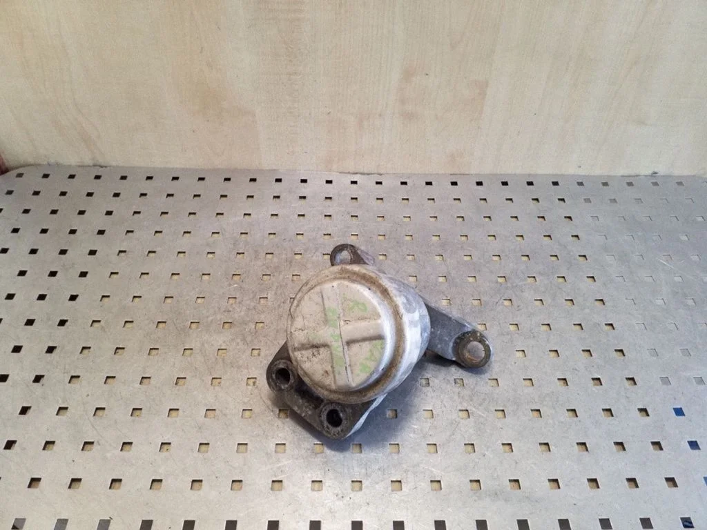 Dzinēja spilvens 6G916F012EE