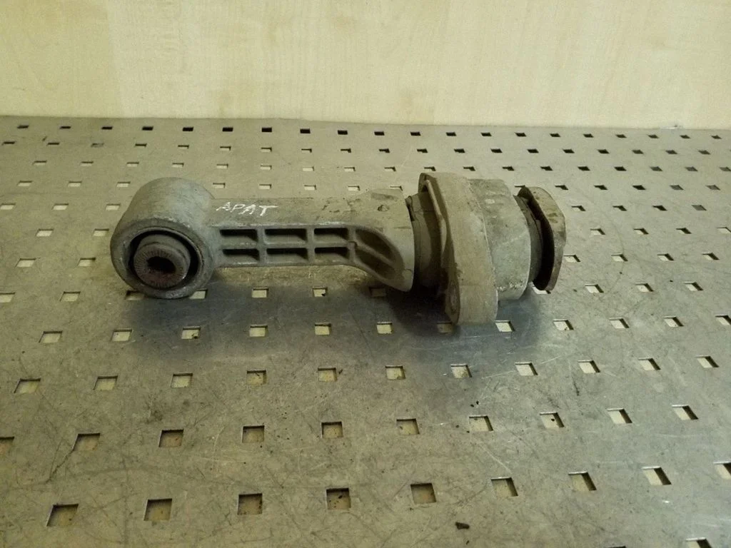 Engine mount bracket 219593X000
