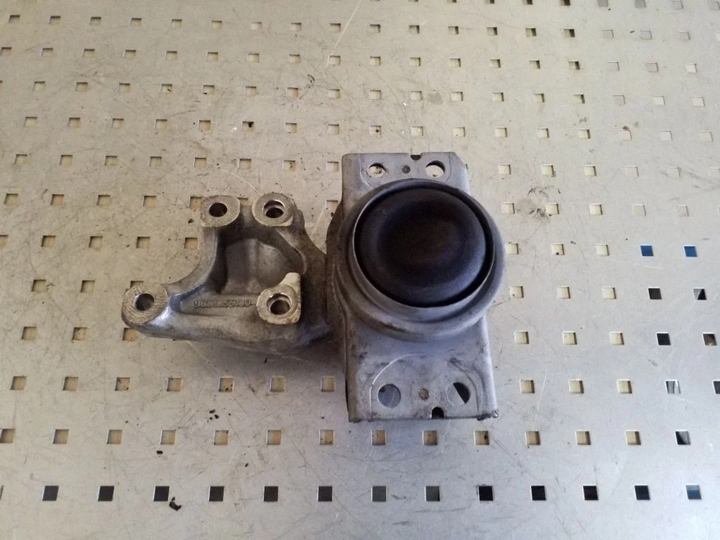 Engine mount bracket 9681855180