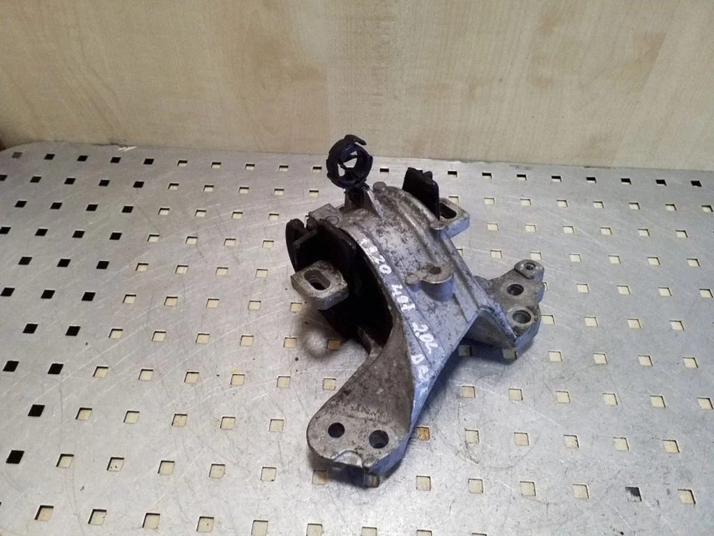 Engine mount bracket 326B95