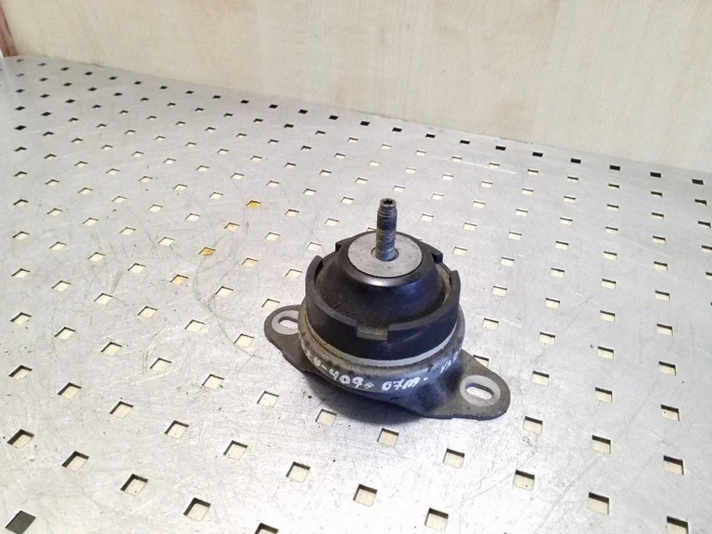 Engine mount bracket – right