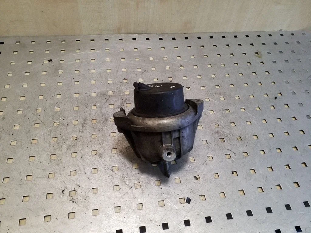 Engine mount bracket 13981112