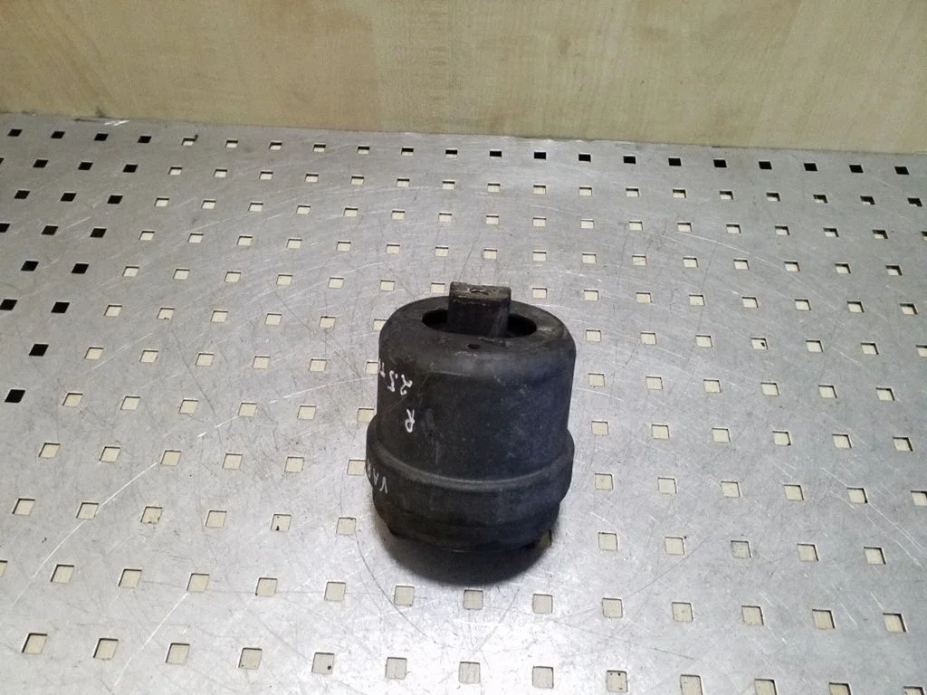 Engine mount bracket 7D0199132E