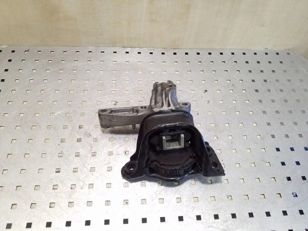 Engine mount bracket 112848459R