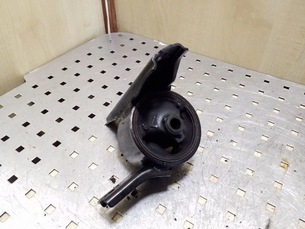 Engine mount bracket – right
