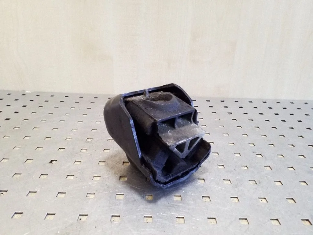 Engine mount bracket A906241
