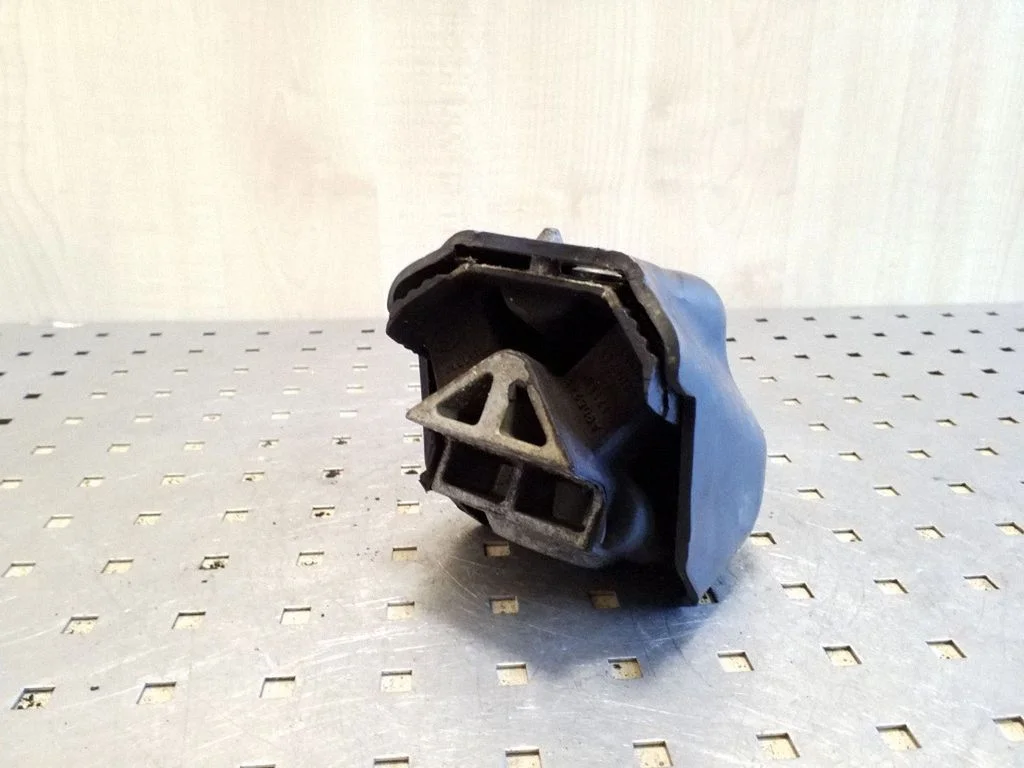 Engine mount bracket – Mercedes-Benz Sprinter W906 (2006-2018)