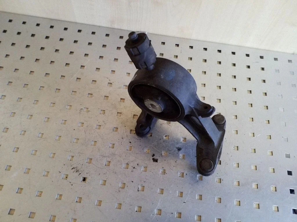 Engine mount bracket