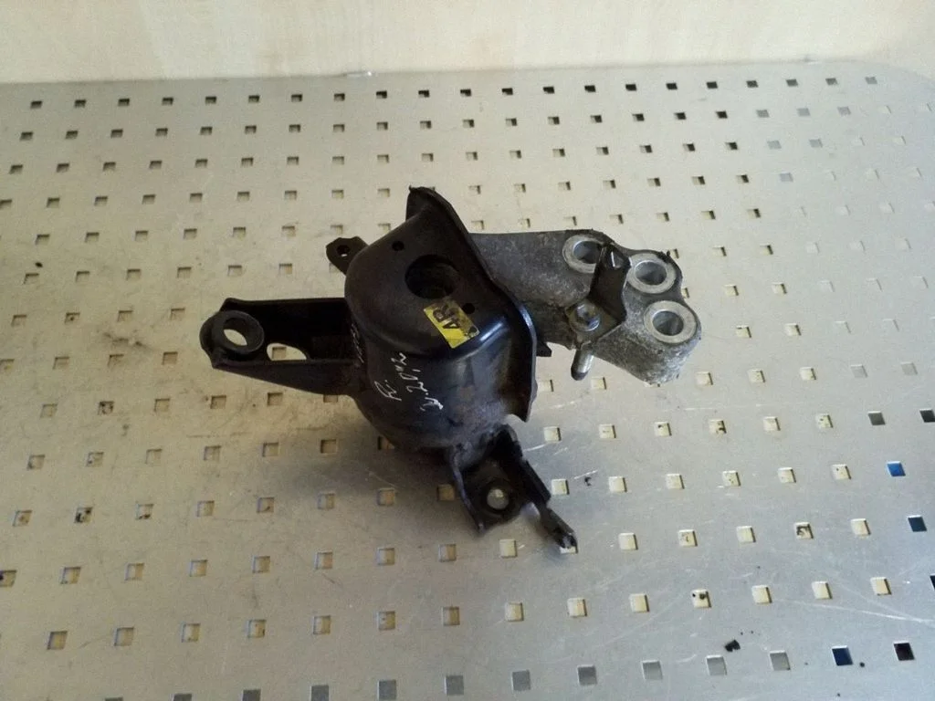 Engine mount bracket – right