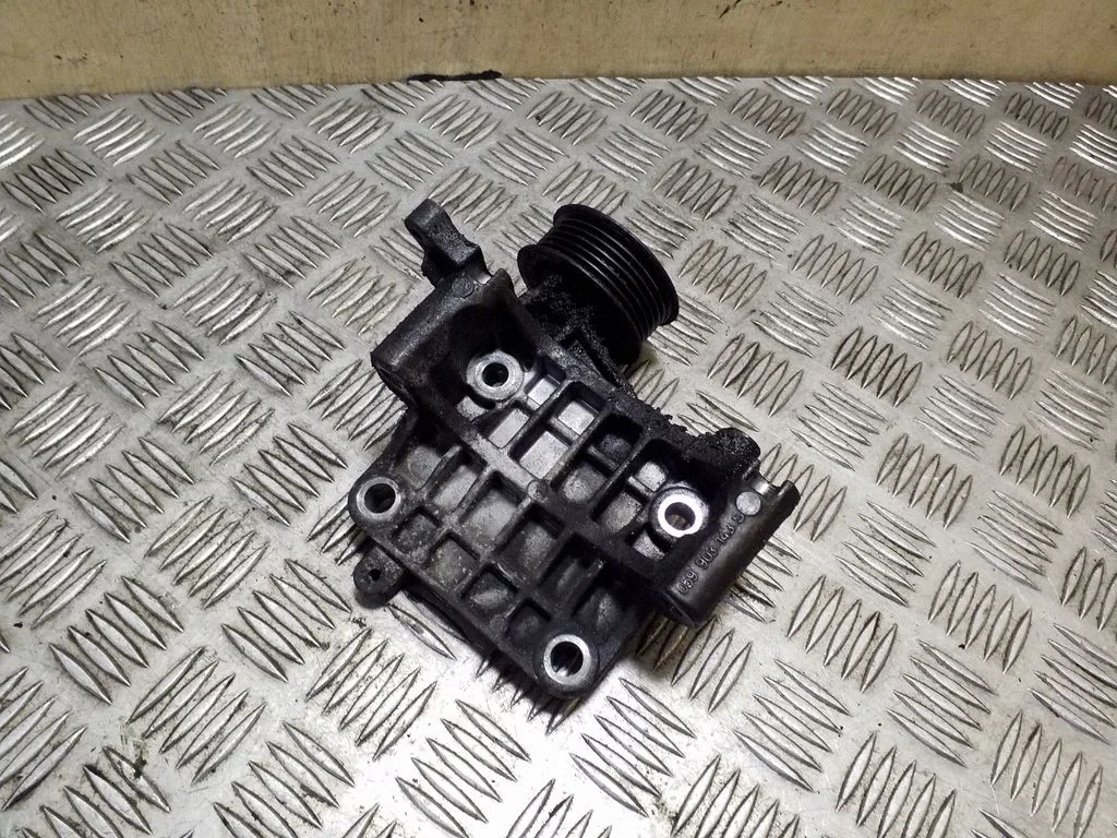 Wspornik alternatora 059903143S