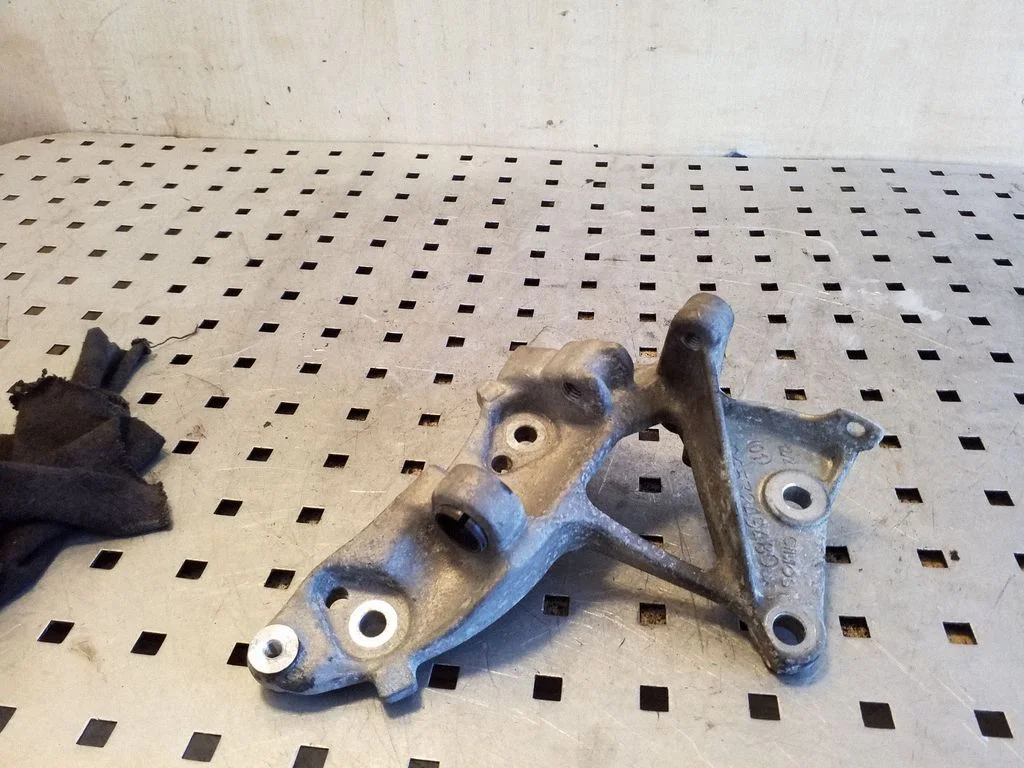 Generator/alternator bracket – Volvo V40 (2012-2019)