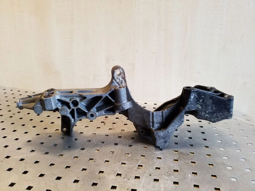 Generator/alternator bracket – Volvo V70 (2000-2004)