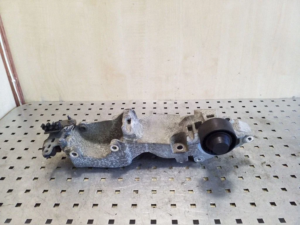Generator/alternator bracket 8200527320C