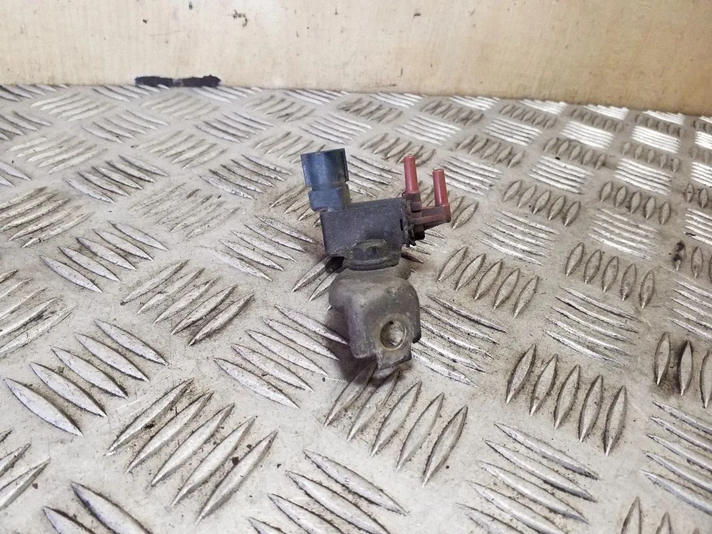 Vacuum valve 14774AA271