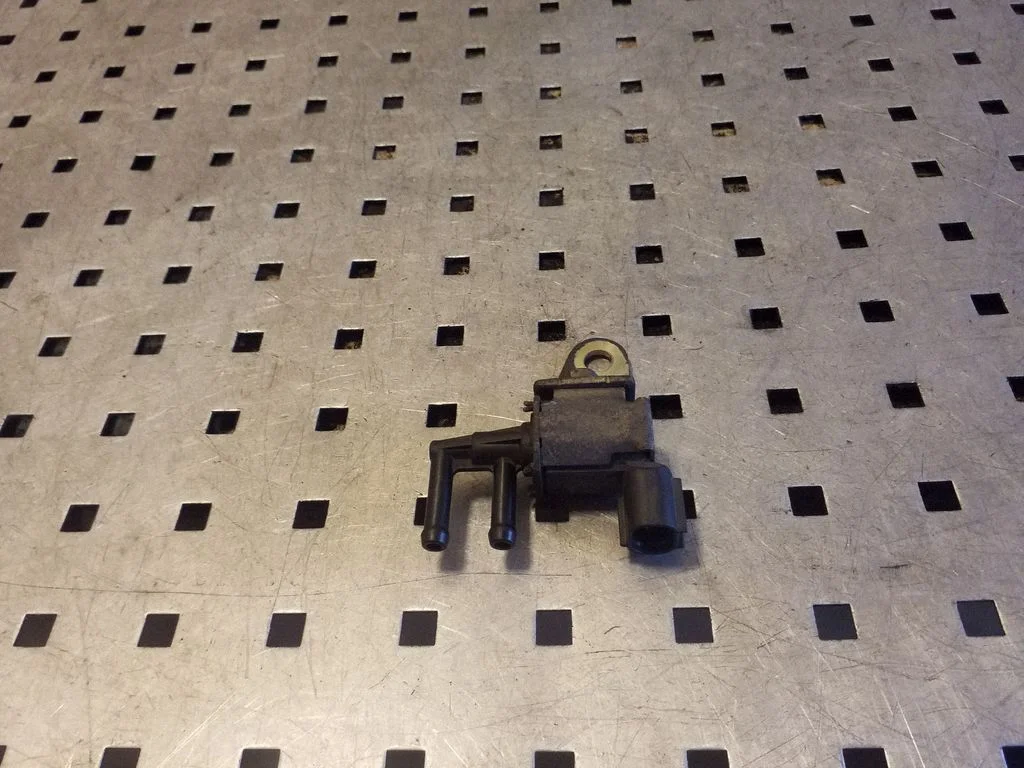 Vacuum valve K5T48479