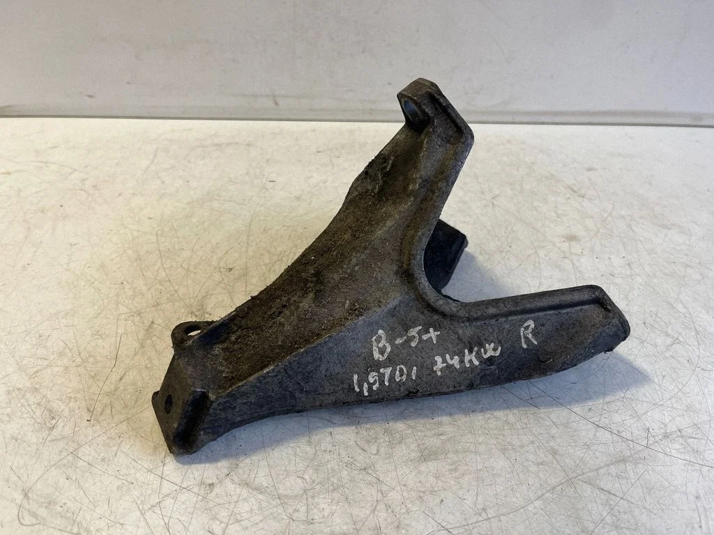Engine mounting bracket 8E0199308D
