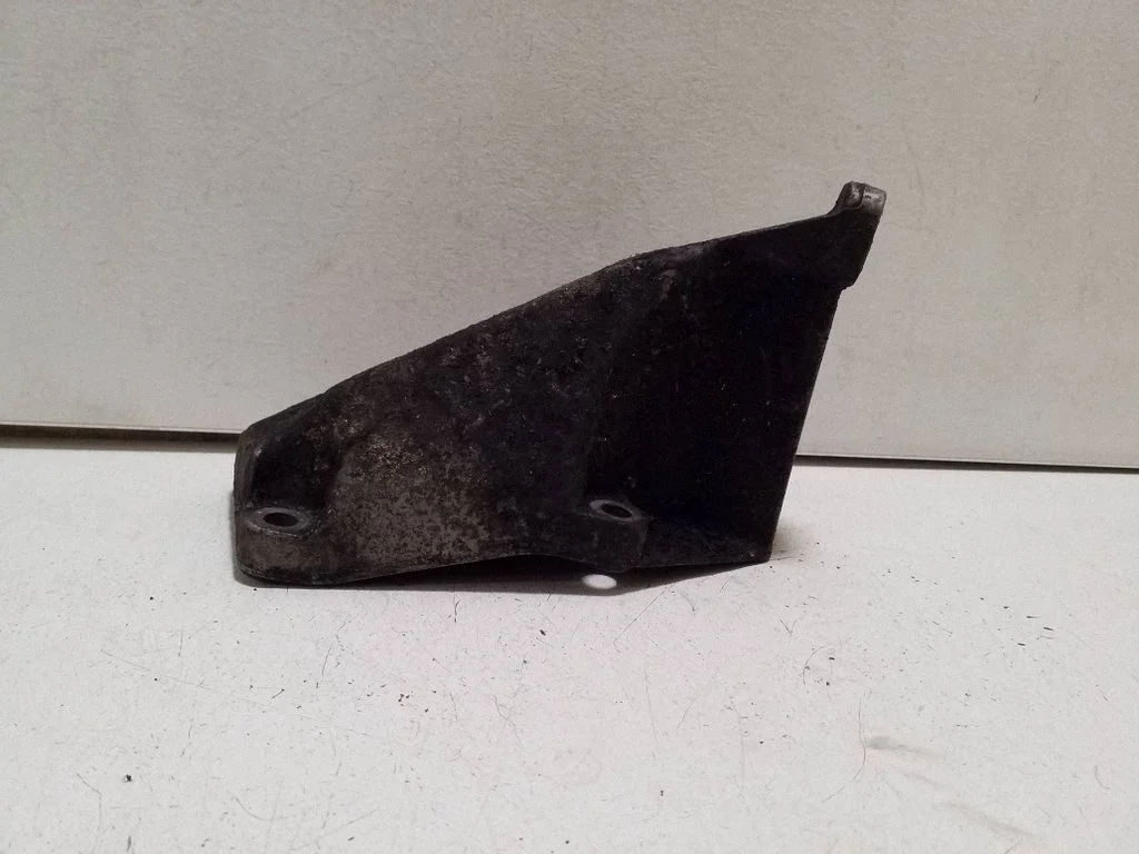 Mootori kinnituskronstein 8D0199307P