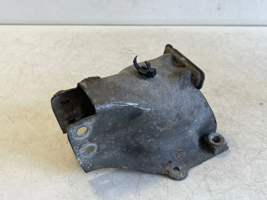 Mootori kinnituskronstein – Audi A5 8T 8F (2007-2016)