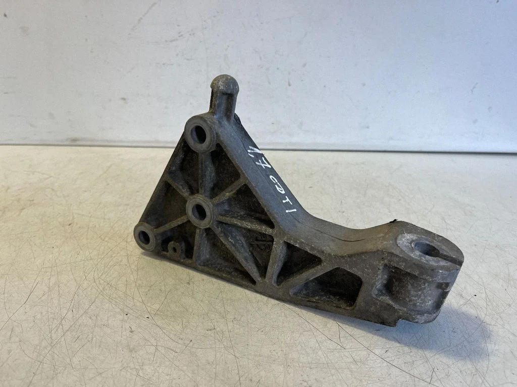 Engine mounting bracket 13174501