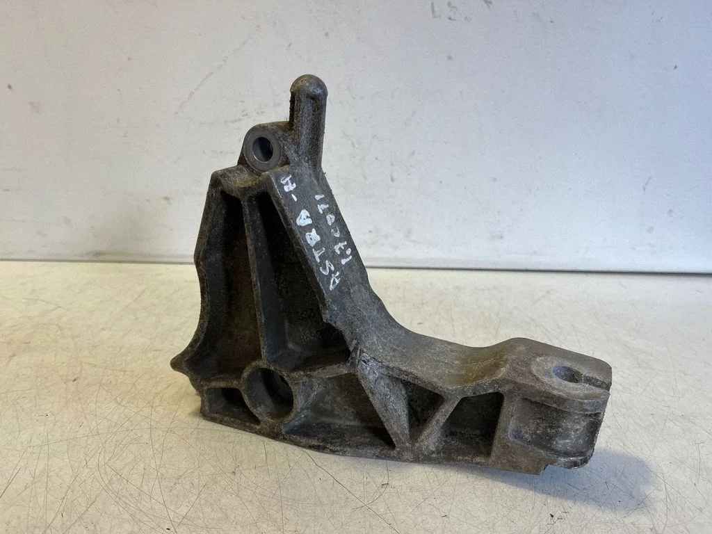 Engine mounting bracket 13125625