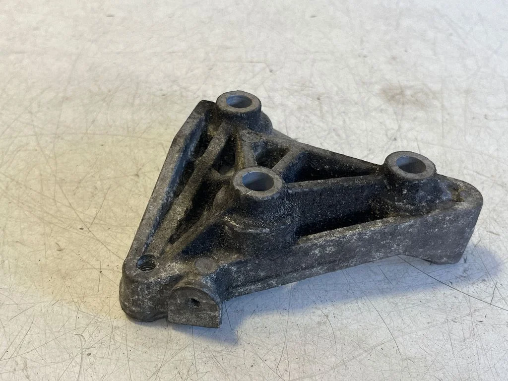 Engine mounting bracket 8972624630