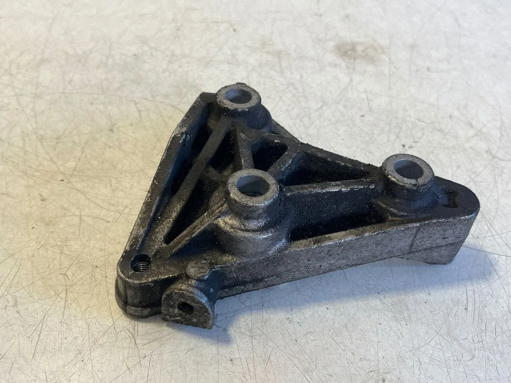 Engine mounting bracket 8972624630