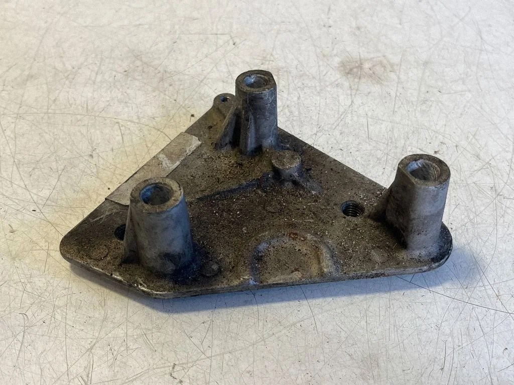 Engine mounting bracket