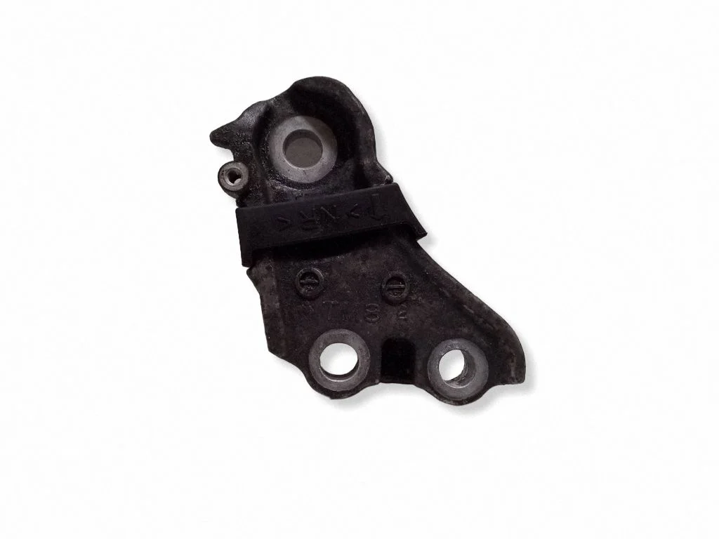 Engine mounting bracket – right