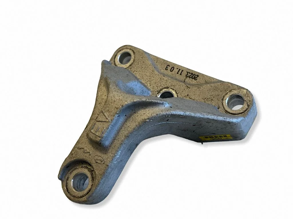 Engine mounting bracket