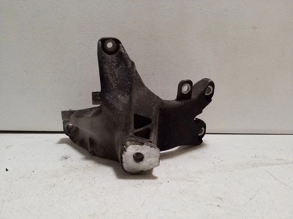 Mootori kinnituskronstein 8K0199308CA