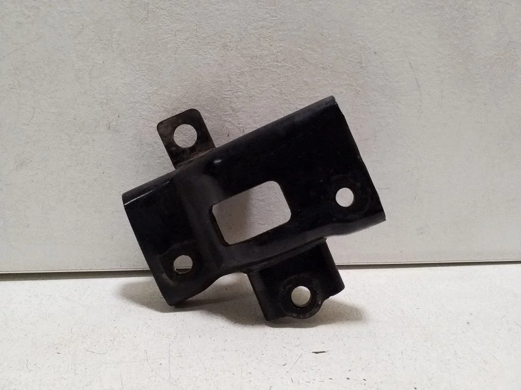 Engine mounting bracket