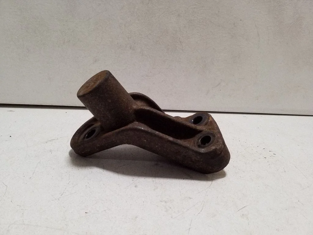 Engine mounting bracket