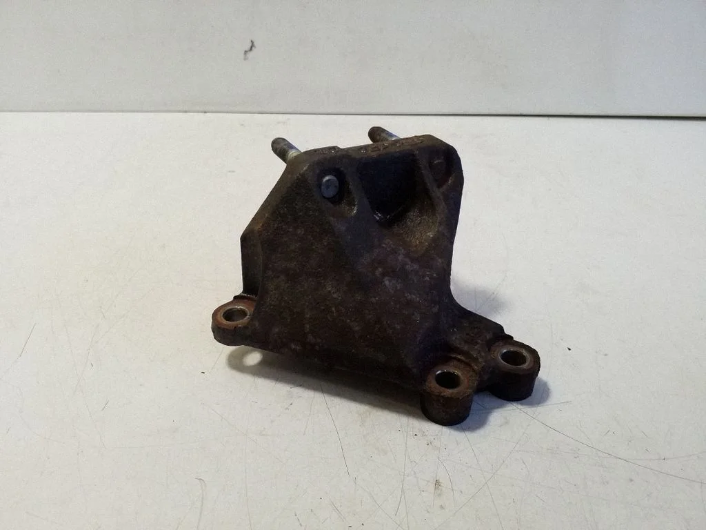 Engine mounting bracket