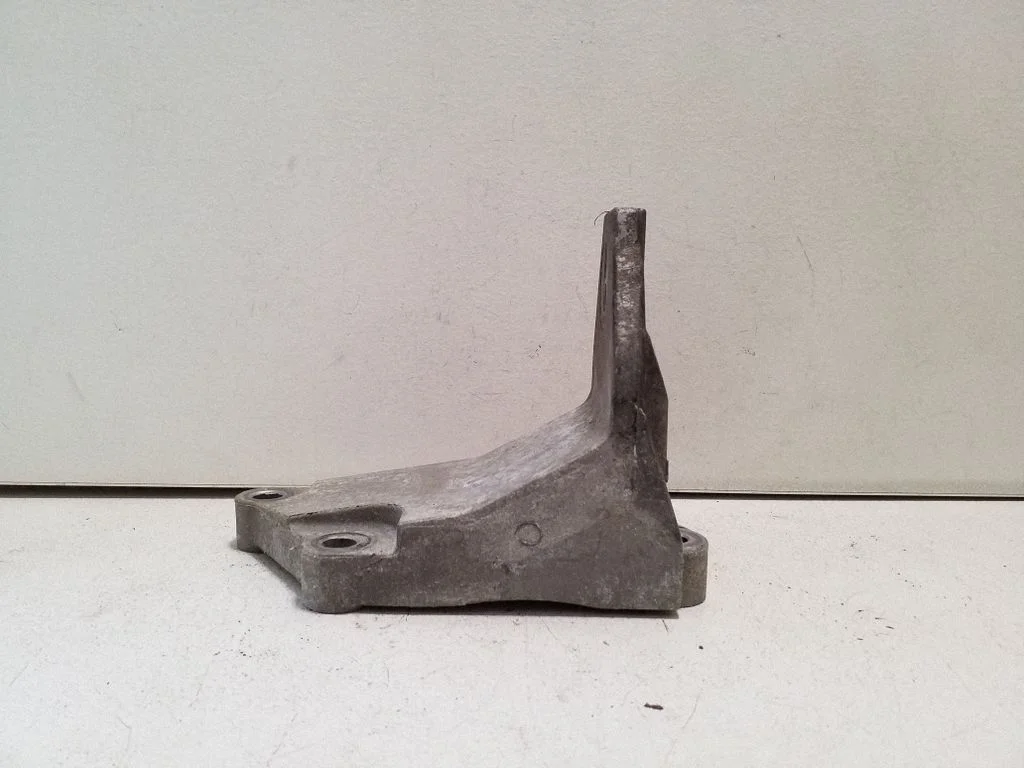 Engine mounting bracket