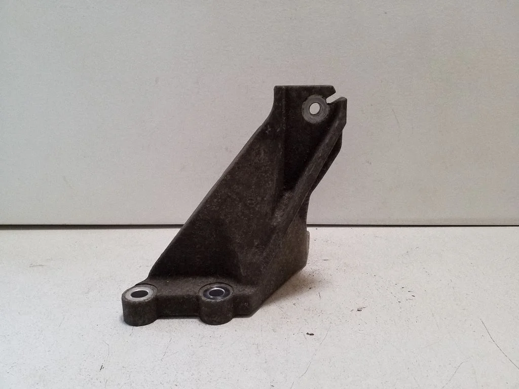 Engine mounting bracket