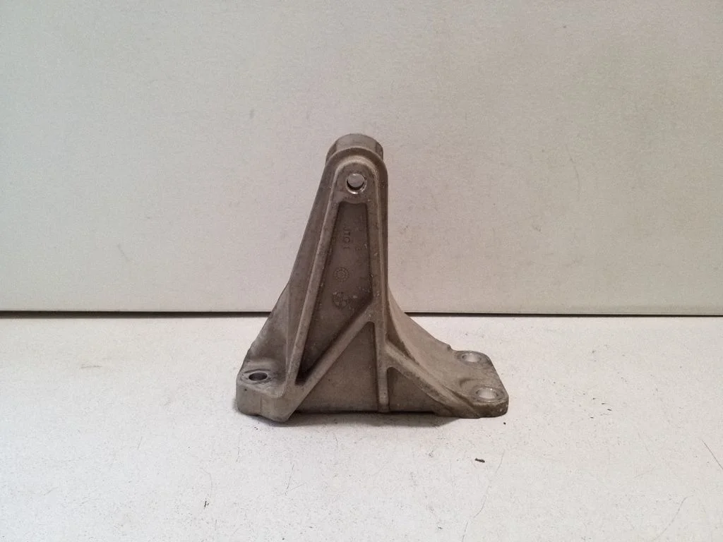 Engine mounting bracket