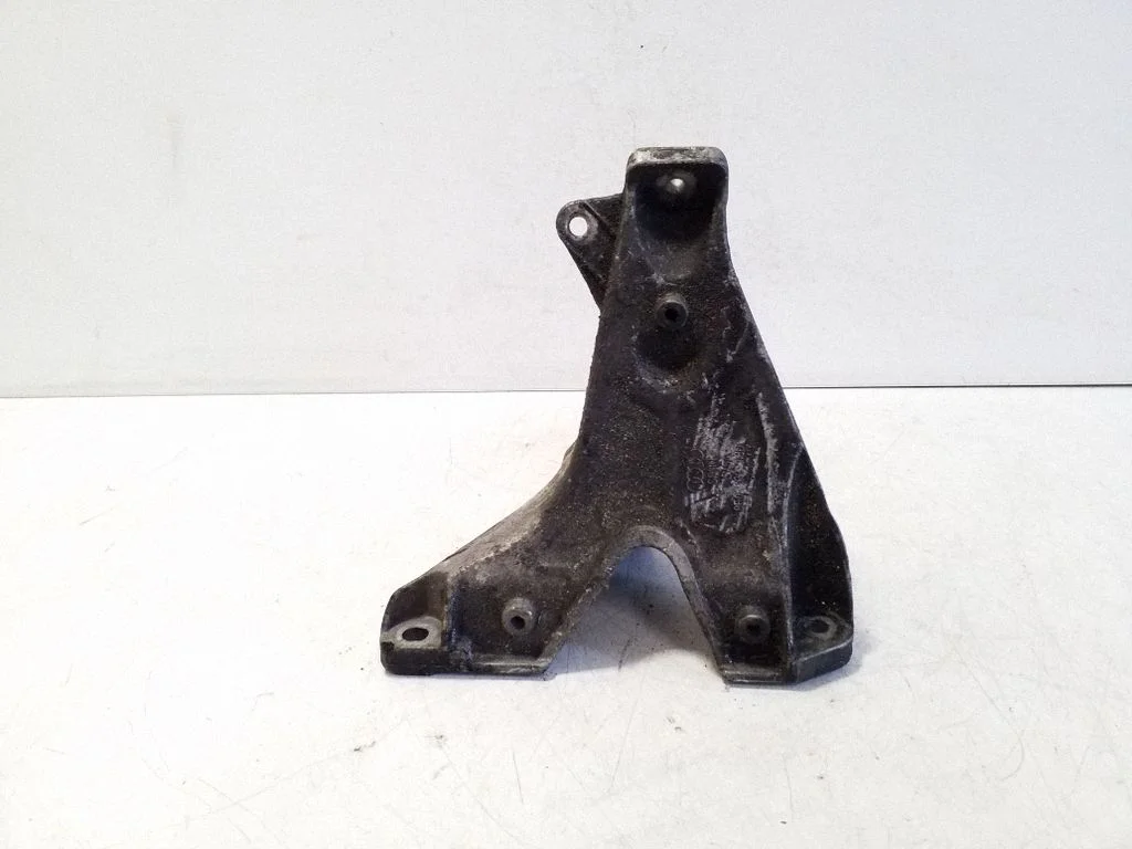 Mootori kinnituskronstein 8E0199308D