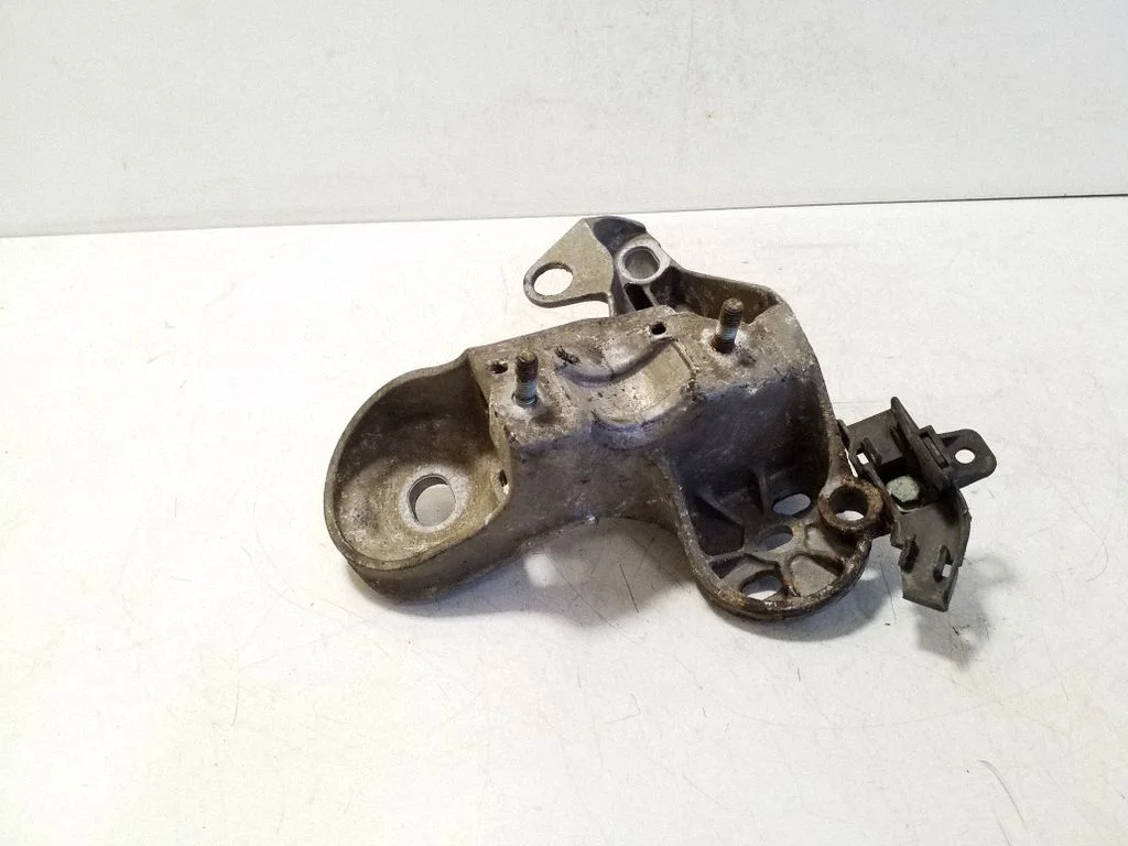 Mootori kinnituskronstein 8E0199352F
