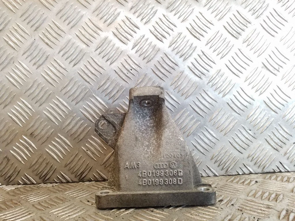 Mootori kinnituskronstein 4B0199306B