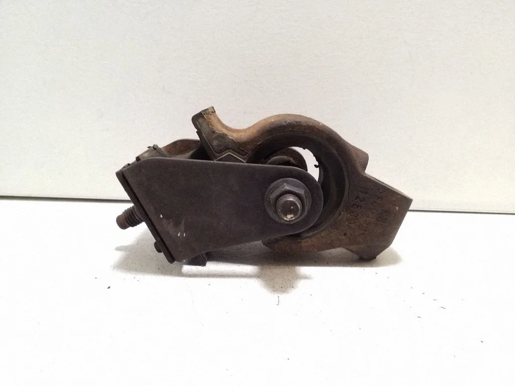 Engine mounting bracket AB396038AF