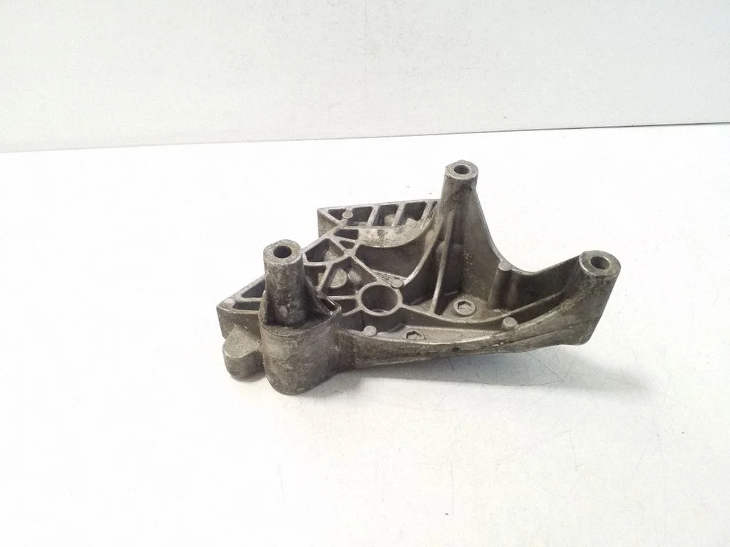 Mootori kinnituskronstein 03G199207A