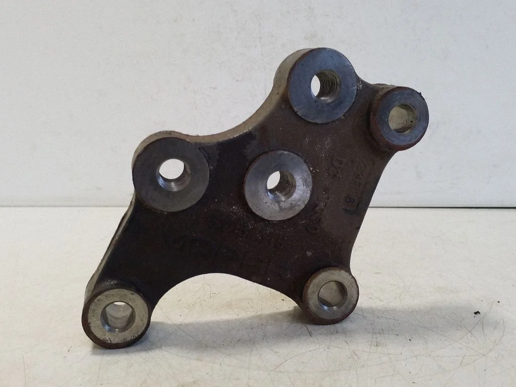 Engine mounting bracket 51984318