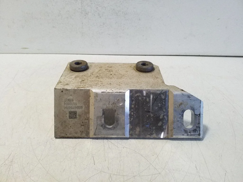 Dzinēja stiprinājuma kronšteins 6894796
