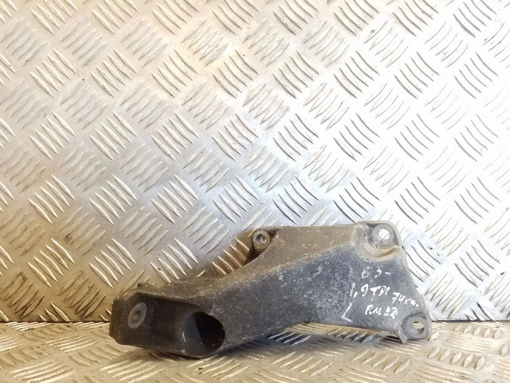 Engine mounting bracket – Volkswagen Passat B5.5 (2001-2005)