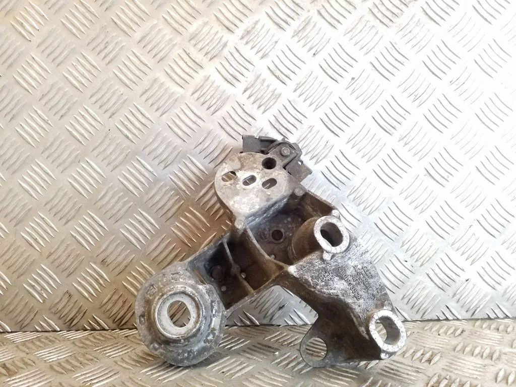 Mootori kinnituskronstein 4B0199352B