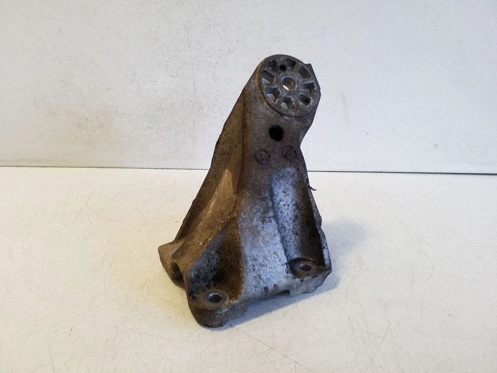 Mootori kinnituskronstein 7L6199308D